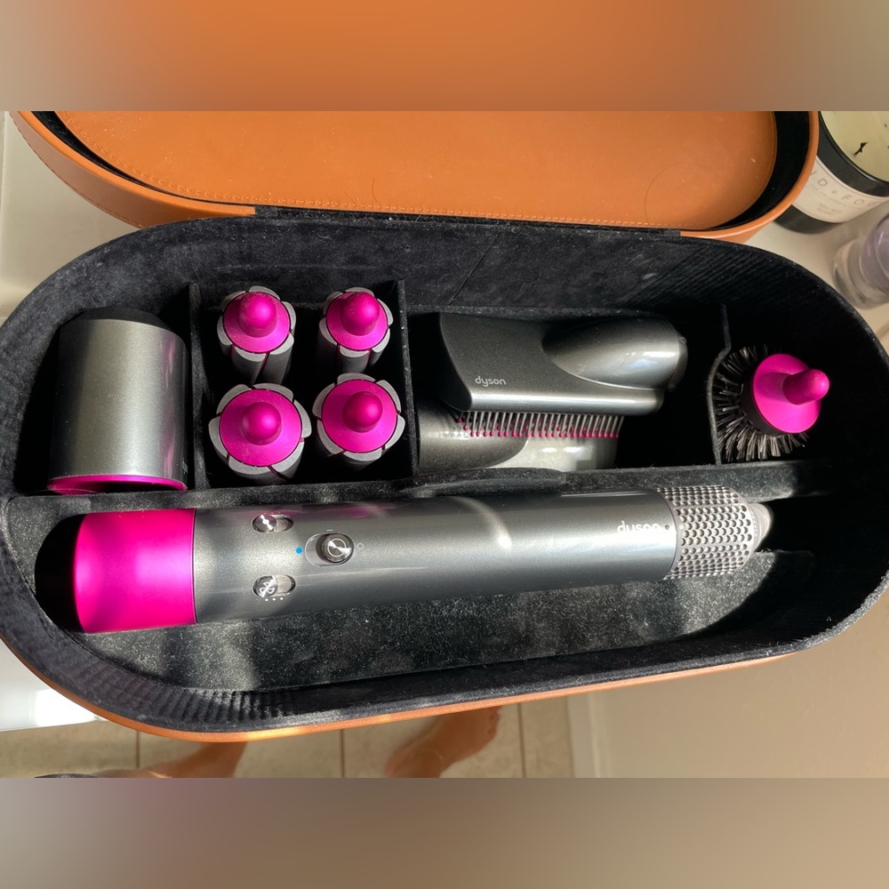 Price is firm!! DYSON AIR WRAP, GENTLY USED, ALMOST PERFECT CONDITION